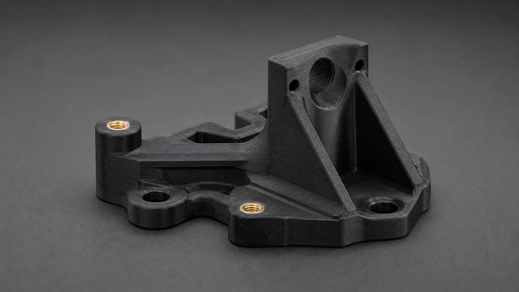 Support technique imprimé 3D à Liège en polyamide chargé carbone avec inserts laiton